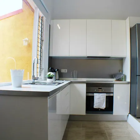 Sunny Terraced House Apartment