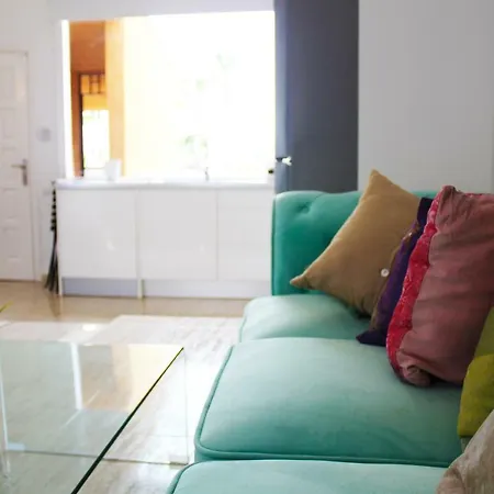 Sunny Terraced House Apartment